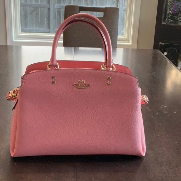 Coach Handbags - Beautiful Coach purse that is in EGUC.
